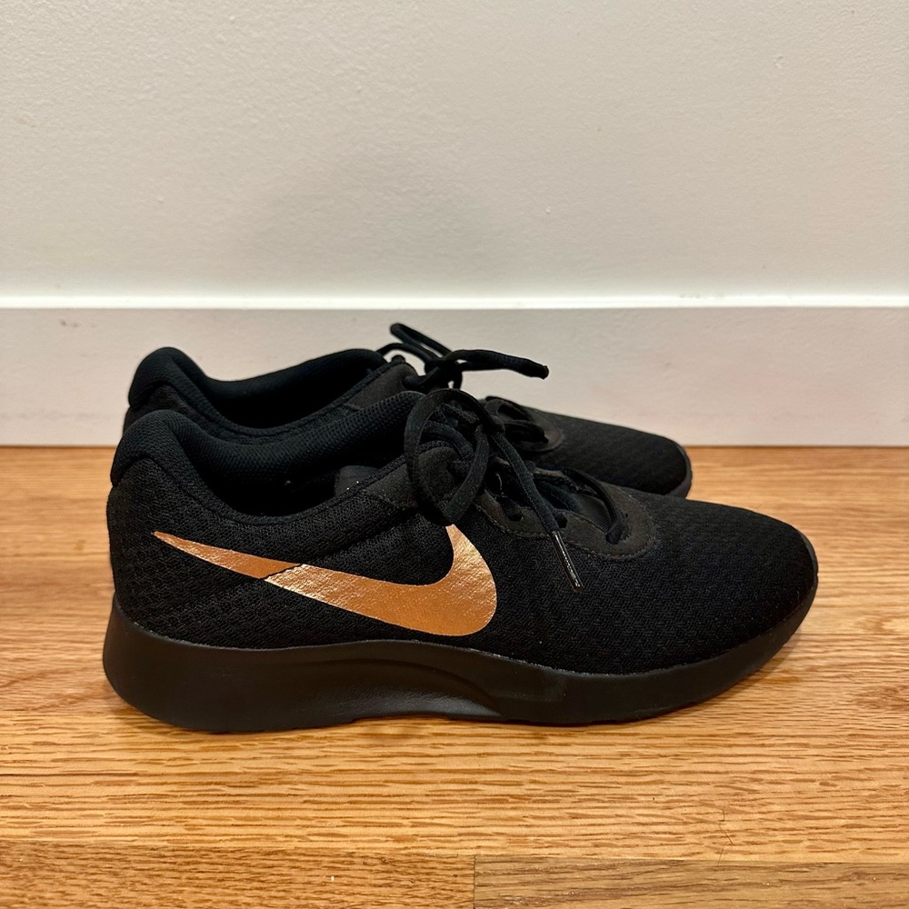 EUC Nike Tanjun Sneakers, Black/Rose Gold, Women’s Size 8.5